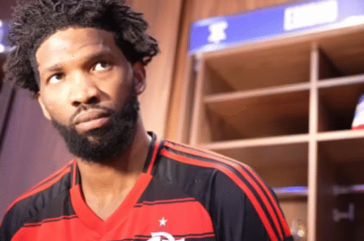 Joel Embiid veste camisa do Flamengo após vitória na Libertadores e chama atenção nos EUA