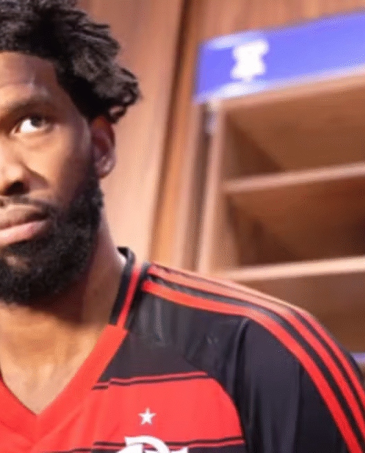 Joel Embiid veste camisa do Flamengo após vitória na Libertadores e chama atenção nos EUA