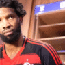 Joel Embiid veste camisa do Flamengo após vitória na Libertadores e chama atenção nos EUA