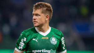 Palmeiras efetiva compra de Bruno Fuchs e assina com zagueiro até 2029
