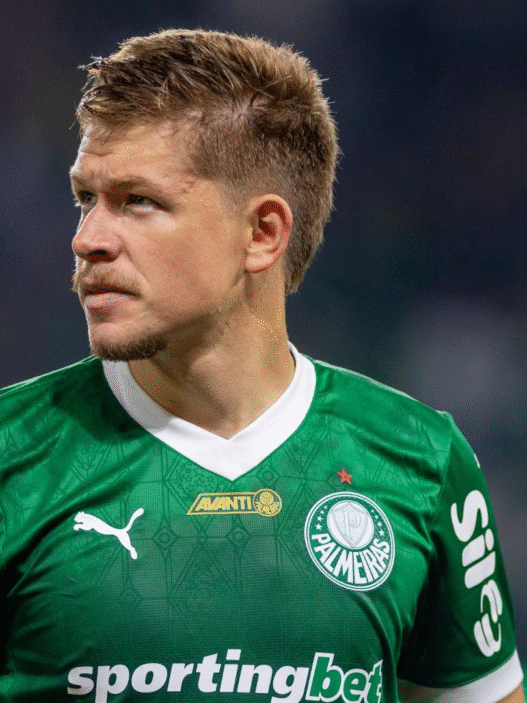 Palmeiras efetiva compra de Bruno Fuchs e assina com zagueiro até 2029