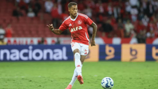 Santos vai ao mercado por atacante e avalia três nomes para 2026