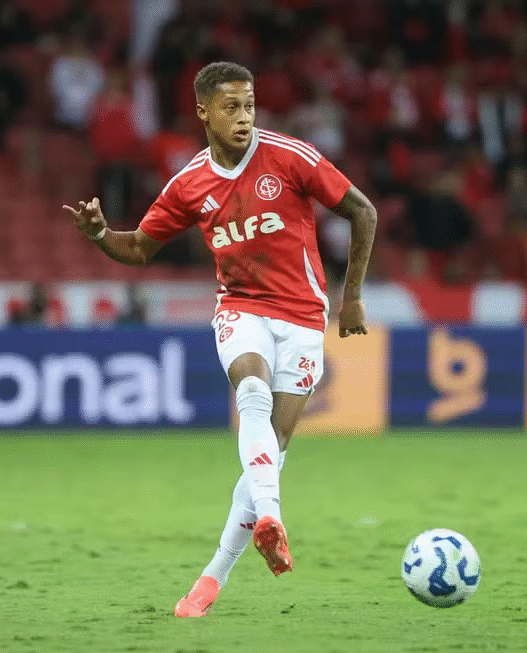 Santos vai ao mercado por atacante e avalia três nomes para 2026