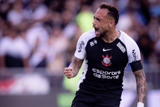 Corinthians envia proposta ao Shakhtar para manter Maycon até 2026