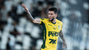 Fluminense avança por Jemmes e trata zaga como prioridade para 2026