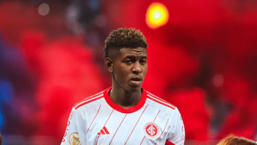 Cruzeiro mapeia mercado por zagueiro e avalia cenário difícil por Vitão