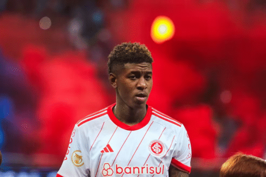 Cruzeiro mapeia mercado por zagueiro e avalia cenário difícil por Vitão