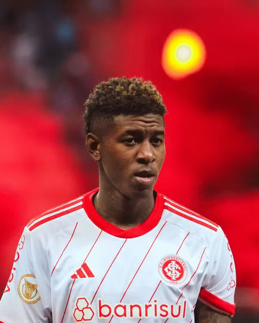 Cruzeiro mapeia mercado por zagueiro e avalia cenário difícil por Vitão