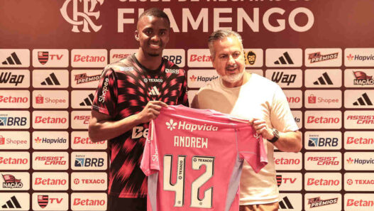 Andrew é apresentado no Flamengo e fala em sonho