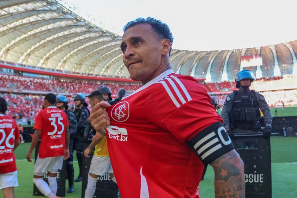 Inter renova contrato com Alan Patrick