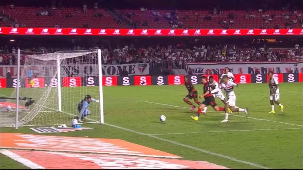 CBF divulga áudio do VAR de lance envolvendo Arrascaeta contra o São Paulo
