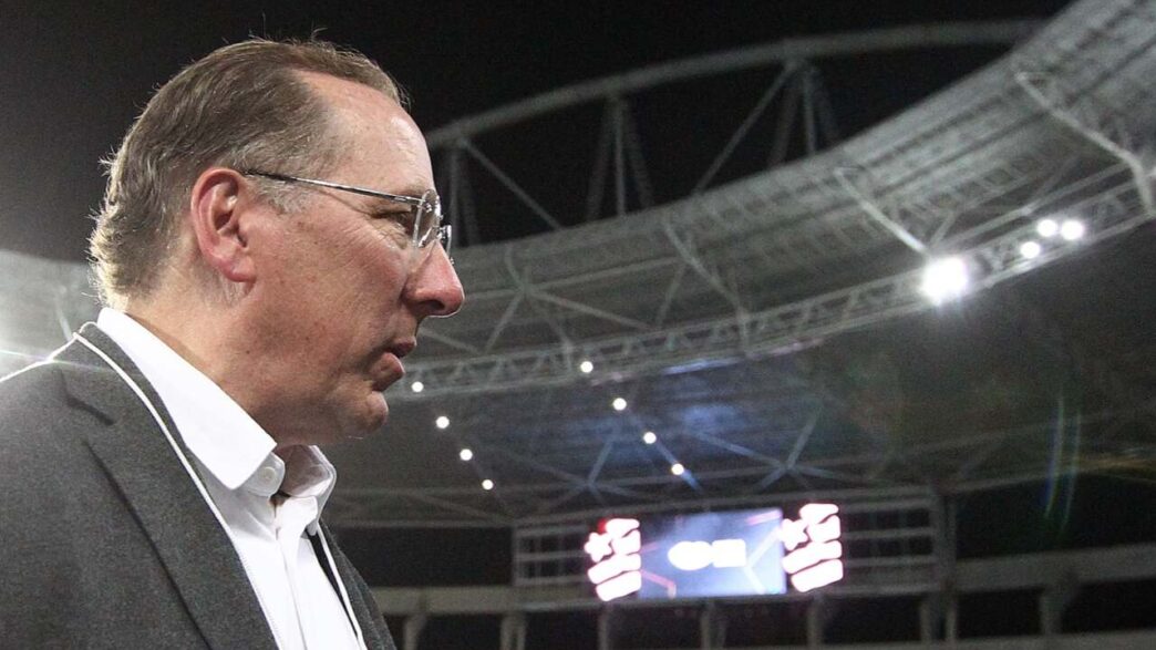 Textor, dono da SAF do Botafogo, é afastado do comando da Eagle; empresário afirma ser 'guerra civil'