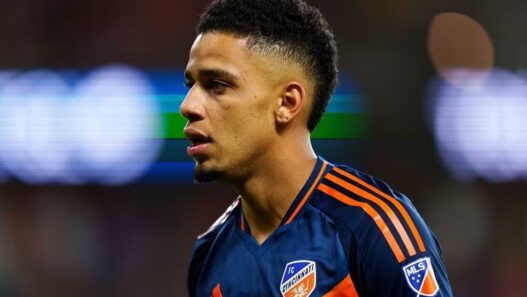 Vasco encaminha contratação de Brenner