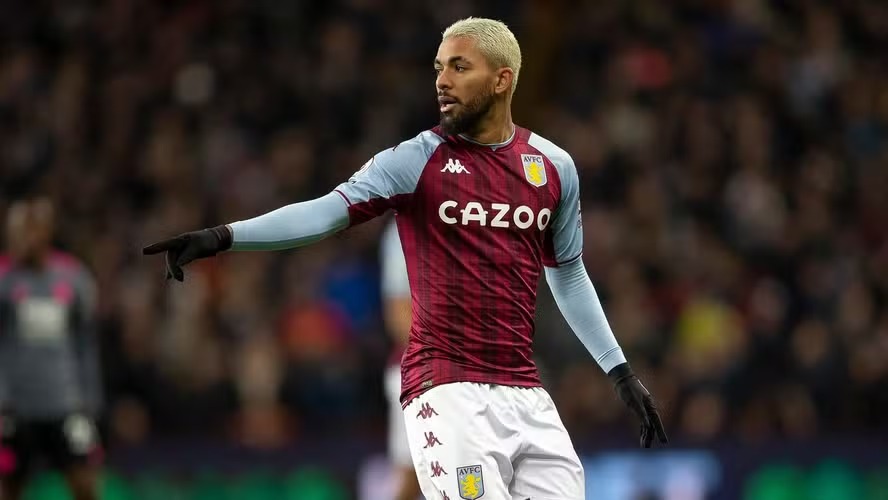 Especulado no Vasco, Douglas Luiz pode voltar para a Inglaterra