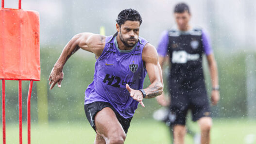 Dirigente afirma que não quer aposentar Hulk no Atlético