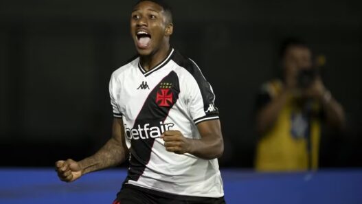 Lateral-esquerdo puxa a barca no Vasco