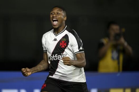 Lateral-esquerdo puxa a barca no Vasco