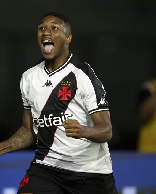Lateral-esquerdo puxa a barca no Vasco