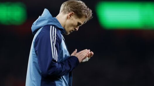 Meia do Arsenal admite pressão pelo título após derrota no clássico