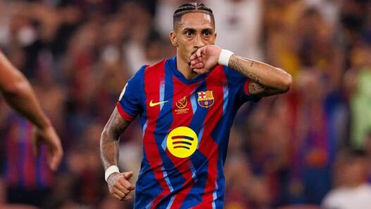 Brasileiro Raphinha entra no top 50 de maiores artilheiros do Barcelona