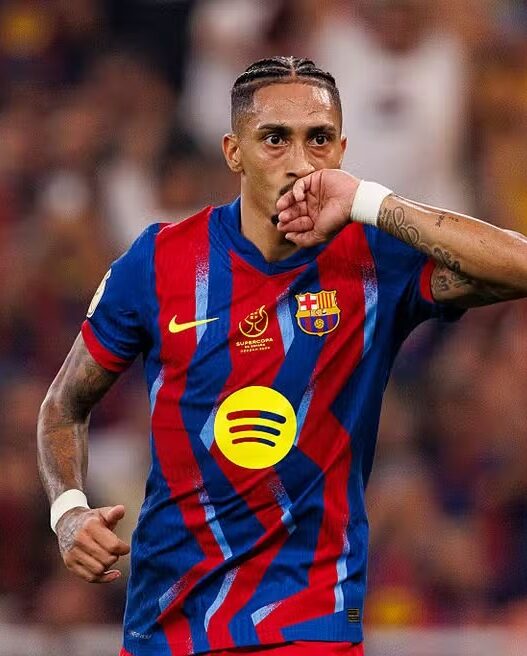 Brasileiro Raphinha entra no top 50 de maiores artilheiros do Barcelona
