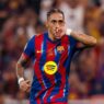 Brasileiro Raphinha entra no top 50 de maiores artilheiros do Barcelona