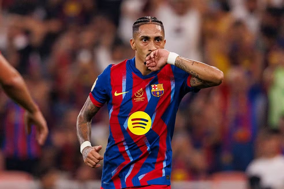 Brasileiro Raphinha entra no top 50 de maiores artilheiros do Barcelona