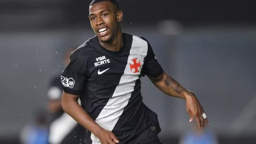 Técnico do Bournemouth mantém cautela com Rayan