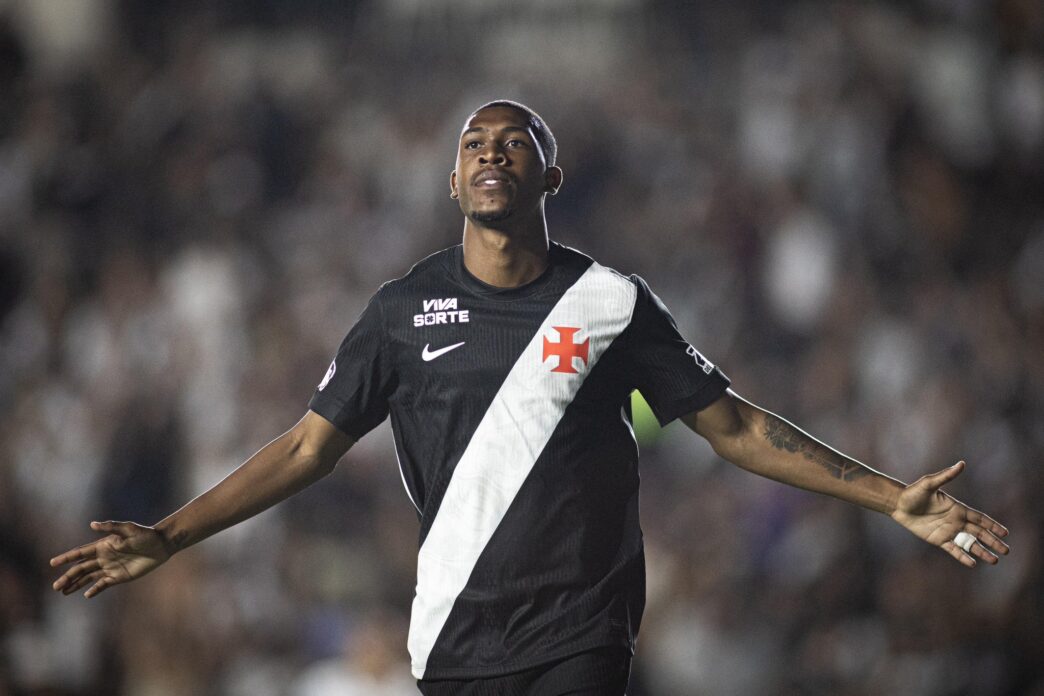 Aos gritos de fica, Rayan brilha em goleada do Vasco