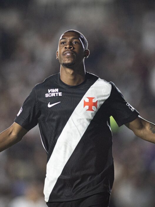 Aos gritos de fica, Rayan brilha em goleada do Vasco