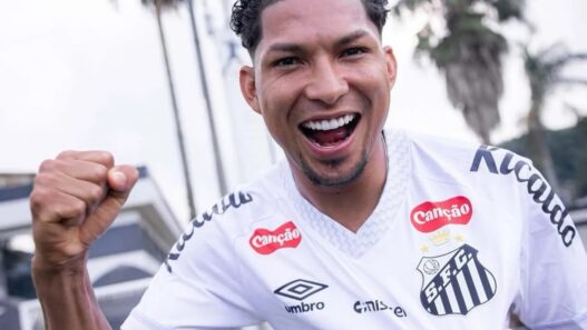 Santos anuncia contratação de Rony