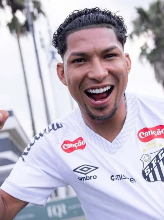 Santos anuncia contratação de Rony