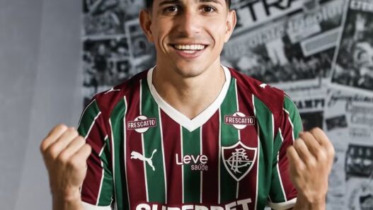 Fluminense anuncia o atacante Savarino, ex-Botafogo
