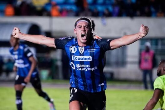 Vasco segue no mercado e busca contratação de Spinelli