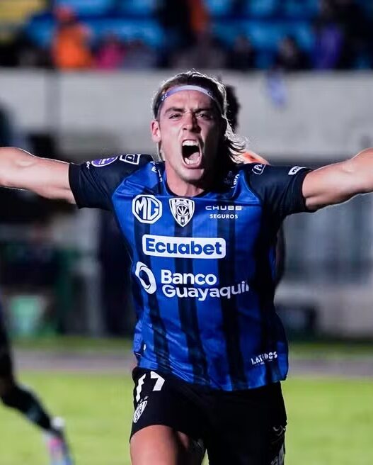 Vasco segue no mercado e busca contratação de Spinelli