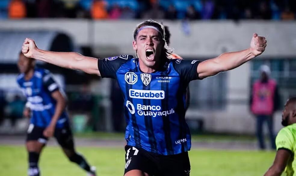 Vasco encaminha contratação de Spinelli