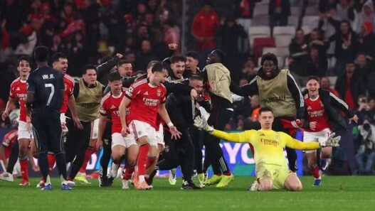Goleiro marca no final, Benfica se classifica para a repescagem e tira o Real Madrid do G8 na Champions