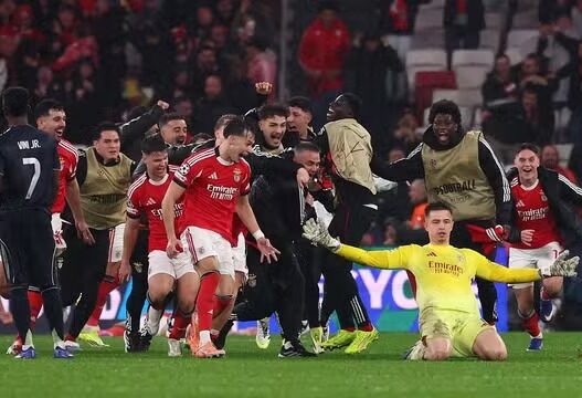Goleiro marca no final, Benfica se classifica para a repescagem e tira o Real Madrid do G8 na Champions