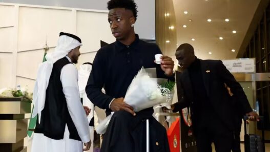 Xabi Alonso defende Vini das vaias no Real Madrid