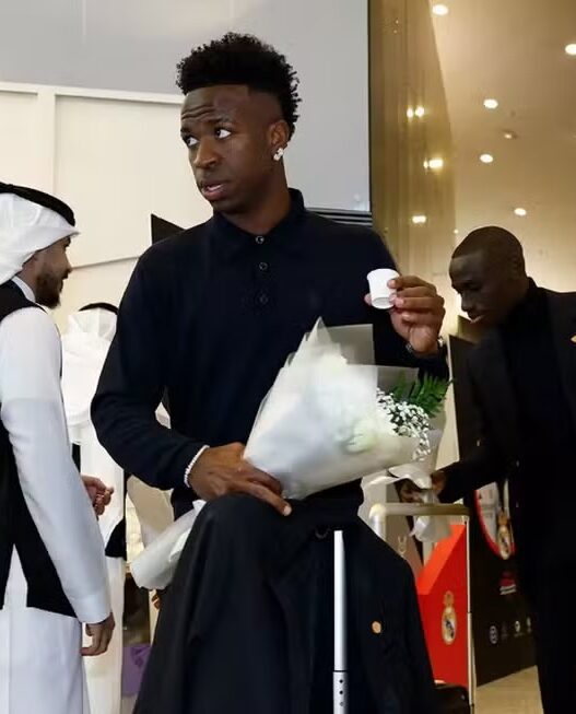 Xabi Alonso defende Vini das vaias no Real Madrid