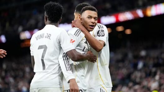 Mbappé defende Vini de vaias no Real Madrid