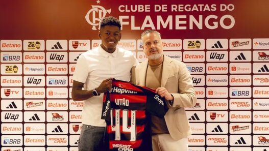 Vitão é apresentado ao Flamengo, fala de nervosismo e honra em defender o clube