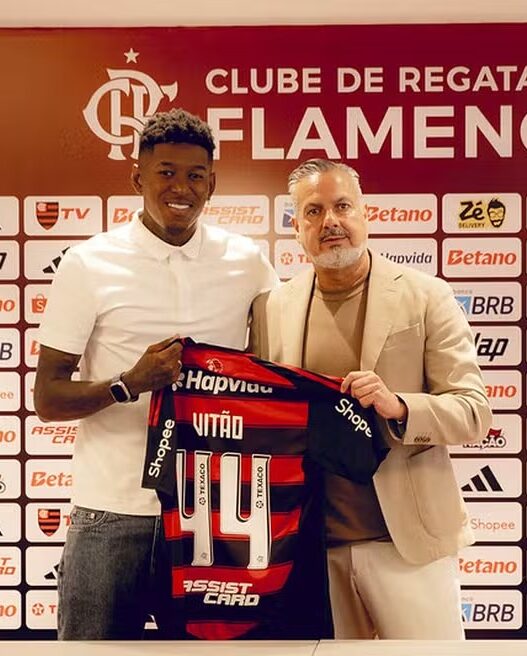 Vitão é apresentado ao Flamengo, fala de nervosismo e honra em defender o clube