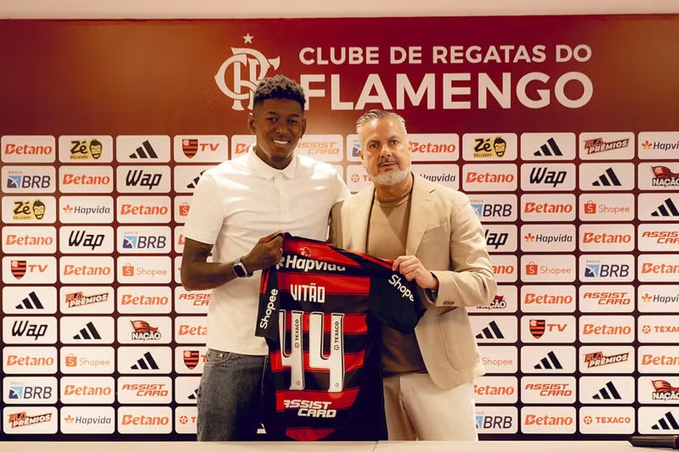 Vitão é apresentado ao Flamengo, fala de nervosismo e honra em defender o clube