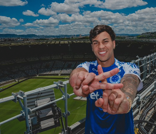 Cruzeiro renova com Kaio Jorge até 2030 e blinda artilheiro do futebol brasileiro
