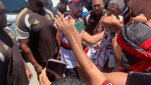Paquetá é recebido com festa no Rio em volta ao Flamengo