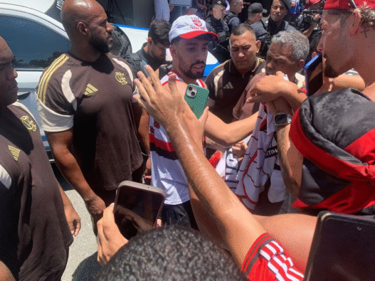 Paquetá é recebido com festa no Rio em volta ao Flamengo