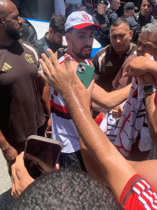 Paquetá é recebido com festa no Rio em volta ao Flamengo