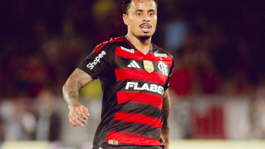Flamengo e Corinthians acertam negociação por Allan