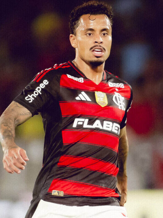 Flamengo e Corinthians acertam negociação por Allan